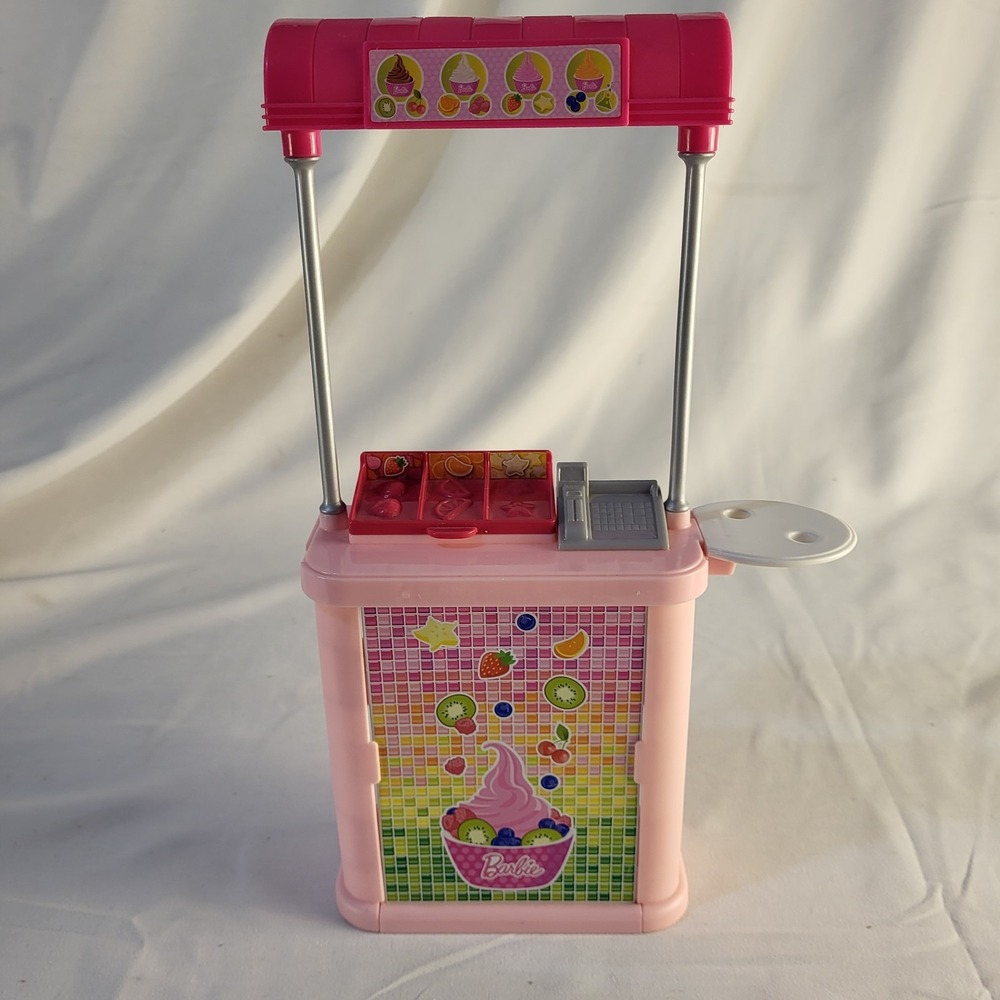 2014 Barbie Malibu Ave Frozen Yogurt Ice Cream Smoothie Shop Sisters 13" Tall